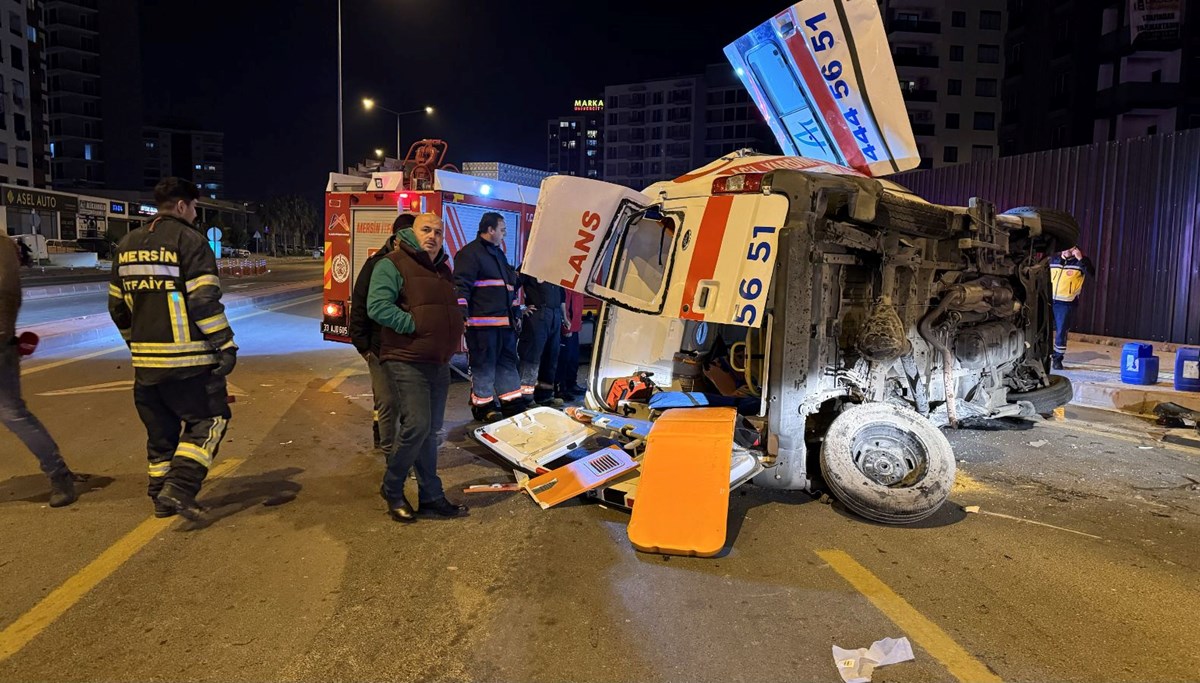 Mersin'de ambulans ile otomobil çarpıştı: 7 yaralı