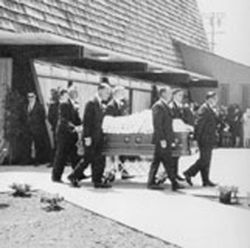 Фото с похорон мэрилин монро