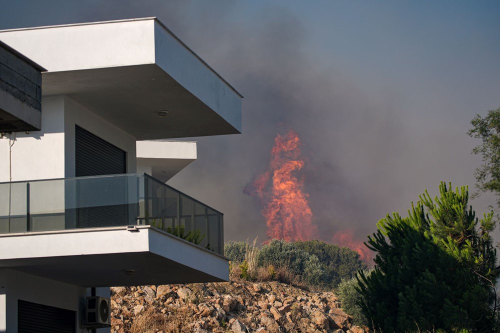 İzmir ve Antalya'da orman yangını: Çeşme'de otoyol kapandı, Lara'da alevler evlere yaklaştı, Ödemiş'te bir kişi can verdi - 1