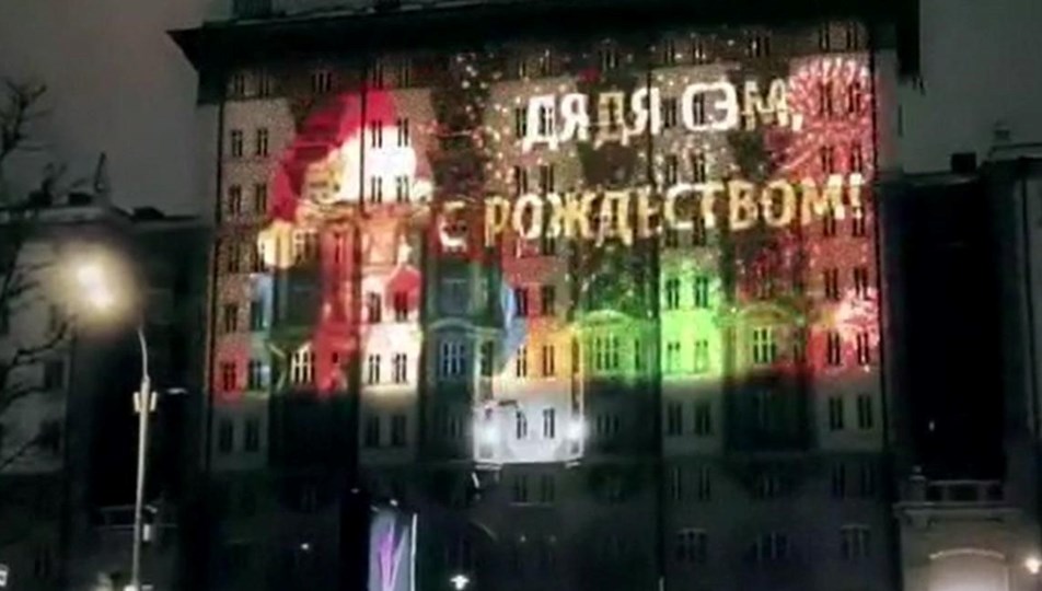 Moskova'da ABD Büyükelçiliği duvarına "Büyük Rusya yeniden doğuyor" mesajı yansıtıldı