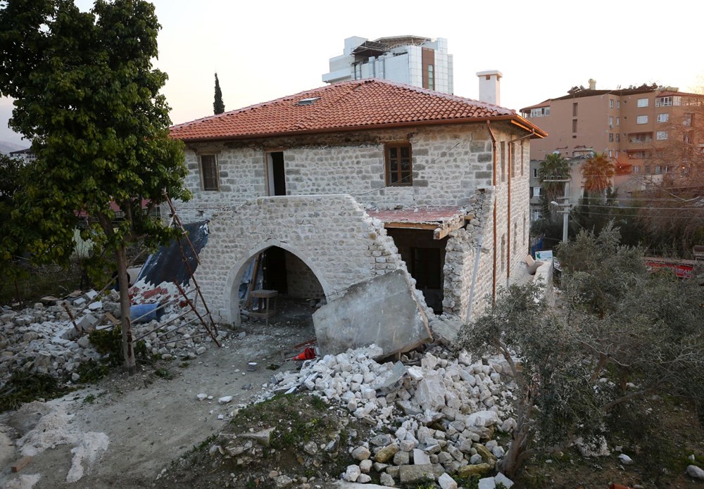 Depremler tarihi yapılara da büyük zarar verdi - 13