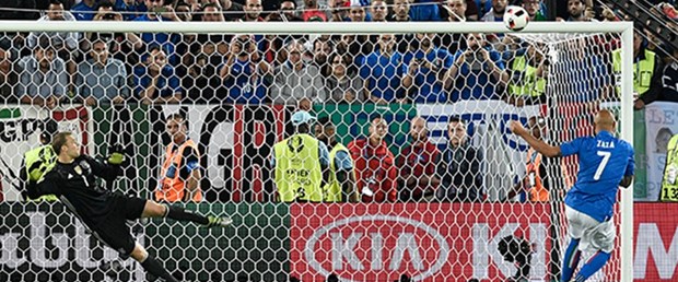 Simone-Zaza_8W8QV.jpg
