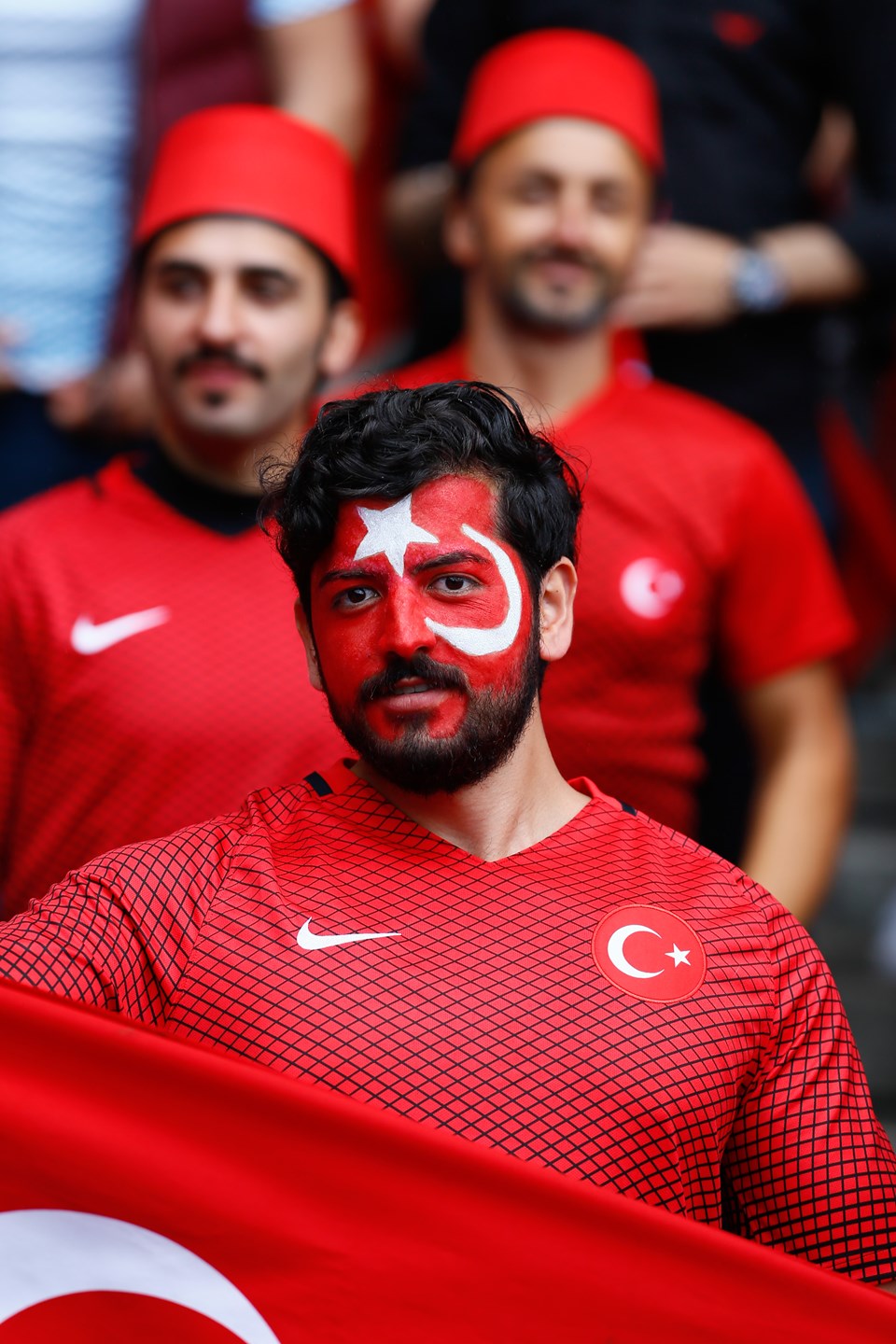 Tribünler kırmızı-beyaz!