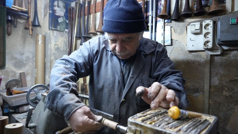 70 yaşındaki Mesut usta işini aşkla yapıyor: Fiyatı işçiliğine nazaran değişiyor 77 evBsrsThNE UQVS1Cgv4Nw