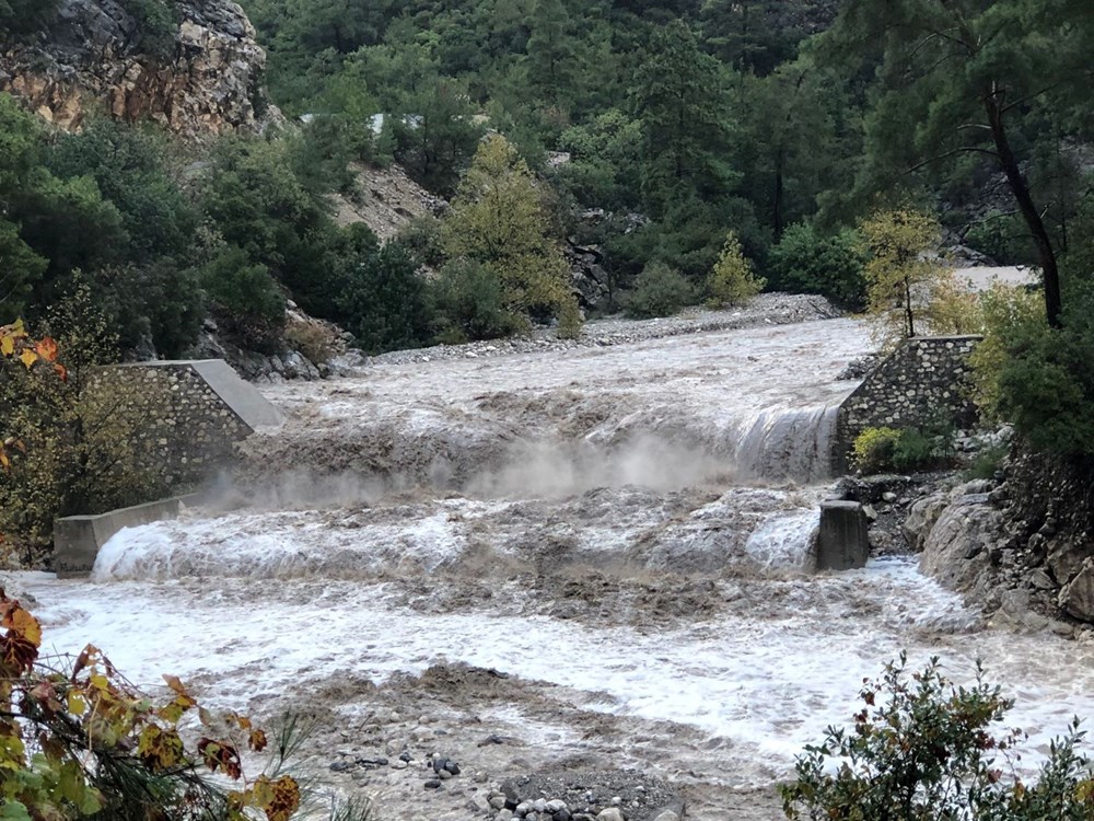 Antalya'yı fırtına vurdu: Dev dalgalar oluştu, ağaçlar devrildi - 20