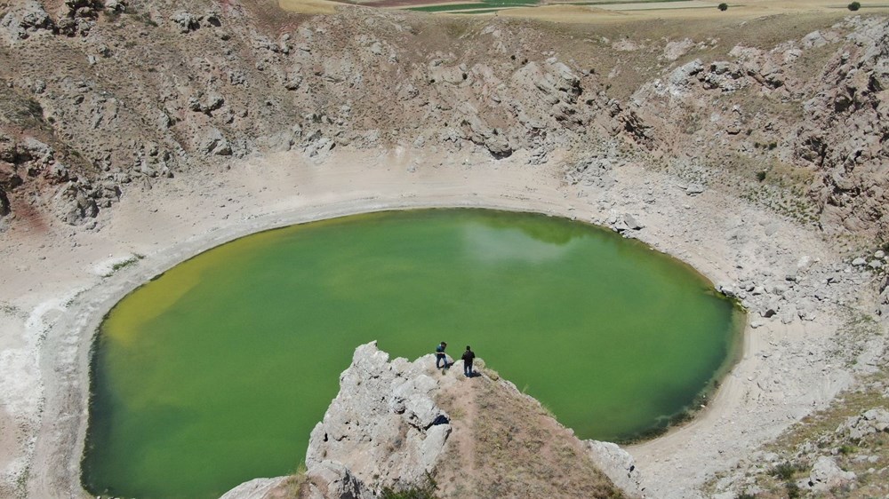 Sivas'ın simgelerinden Kızılçan Gölü'nün suyu çekildi, rengi değişti - 6
