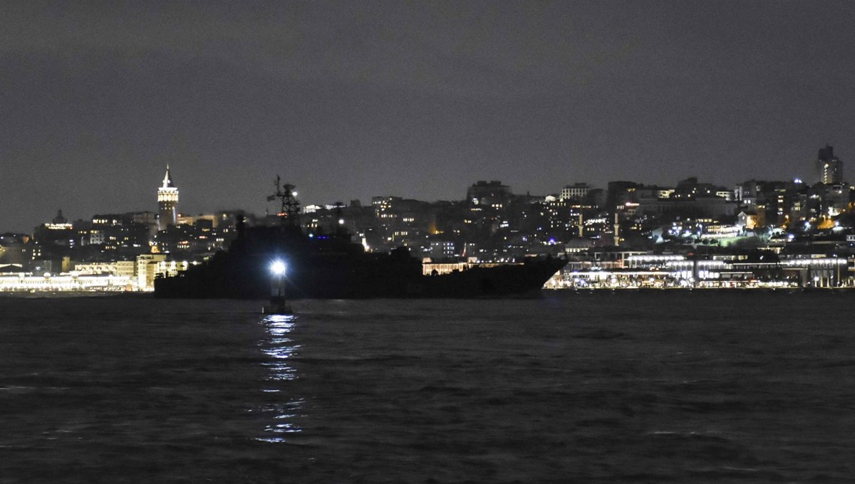 Rus askeri gemileri İstanbul Boğazı'ndan geçti