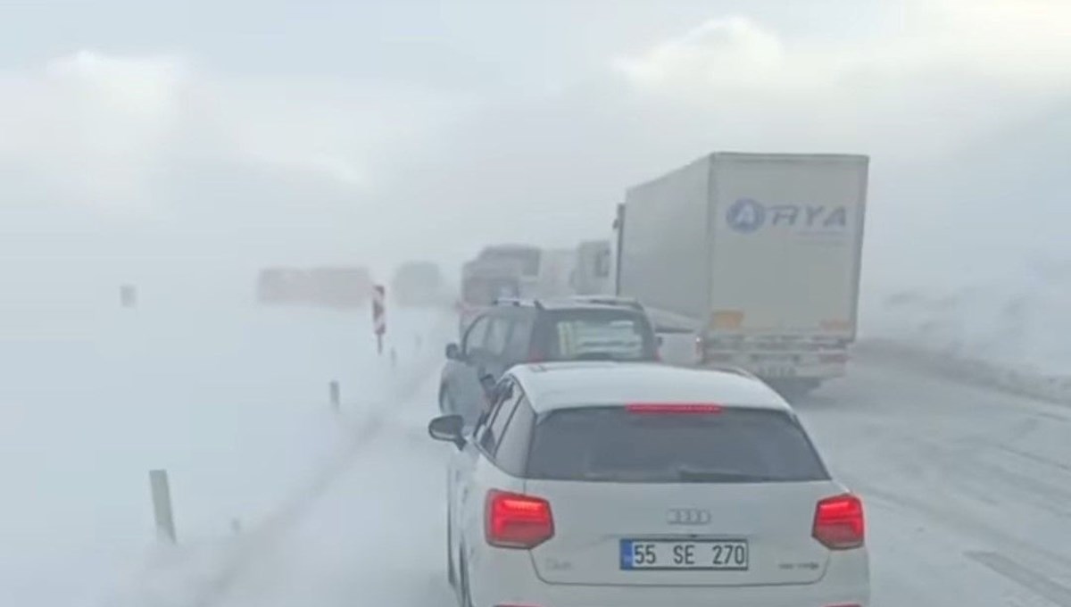 Tendürek Geçidi ağır tonajlı araçlara kapatıldı Tendürek Geçidi ağır tonajlı araçlara kapatıldı