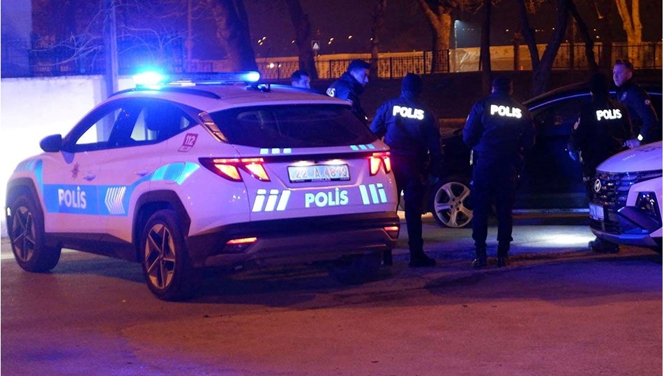 Dur ihtarına uymadı aracını polislerin üzerine sürdü