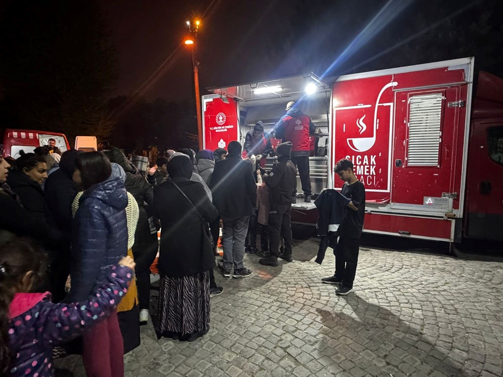 İstanbul'da kimi vatandaşlar geceyi dışarıda geçirdi 87 ex Wzqa EW0ZZhcvb YZg