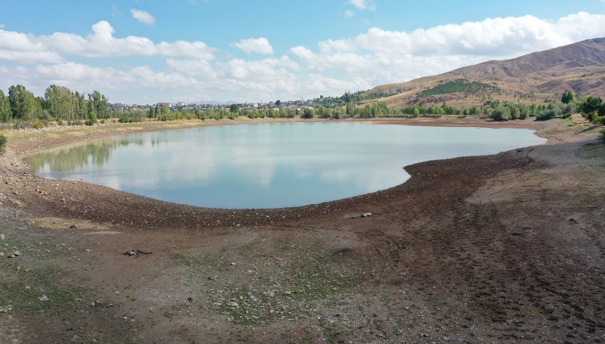 Sivas'ta kuraklıktan etkilenen Serpincik Göleti'nin suyu çekildi