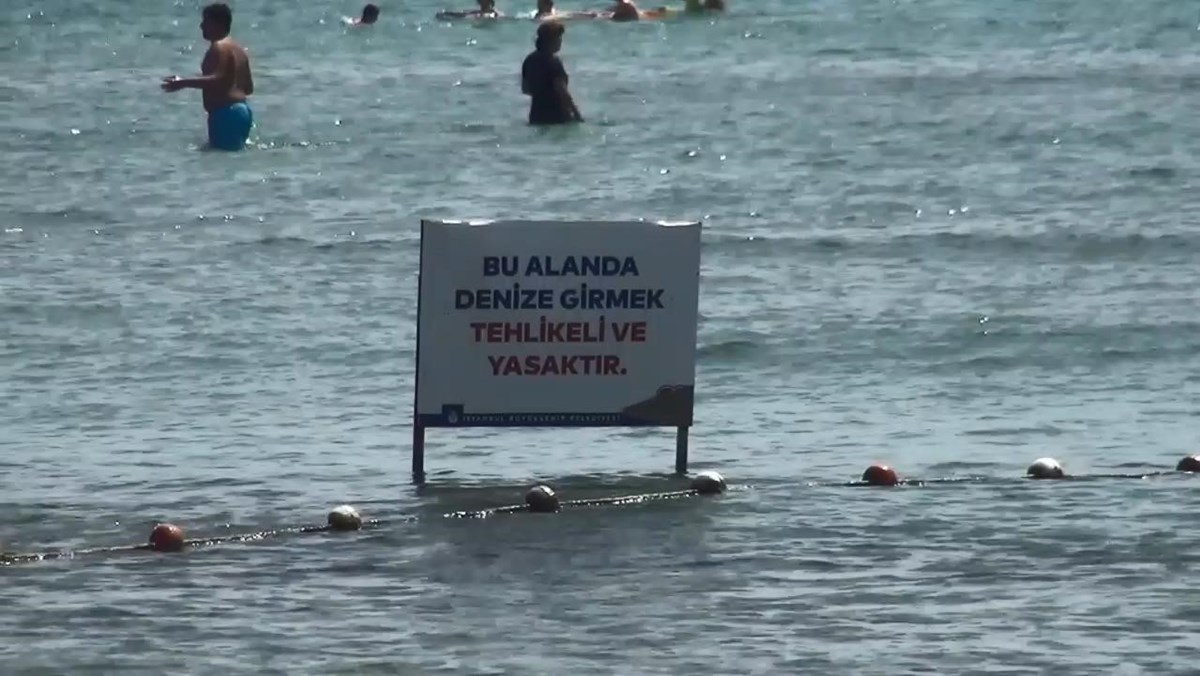 Plajda bulunan Bu alanda denize girmek tehlikeli ve yasaktır uyarı tabelası ise dikkat çekti.
