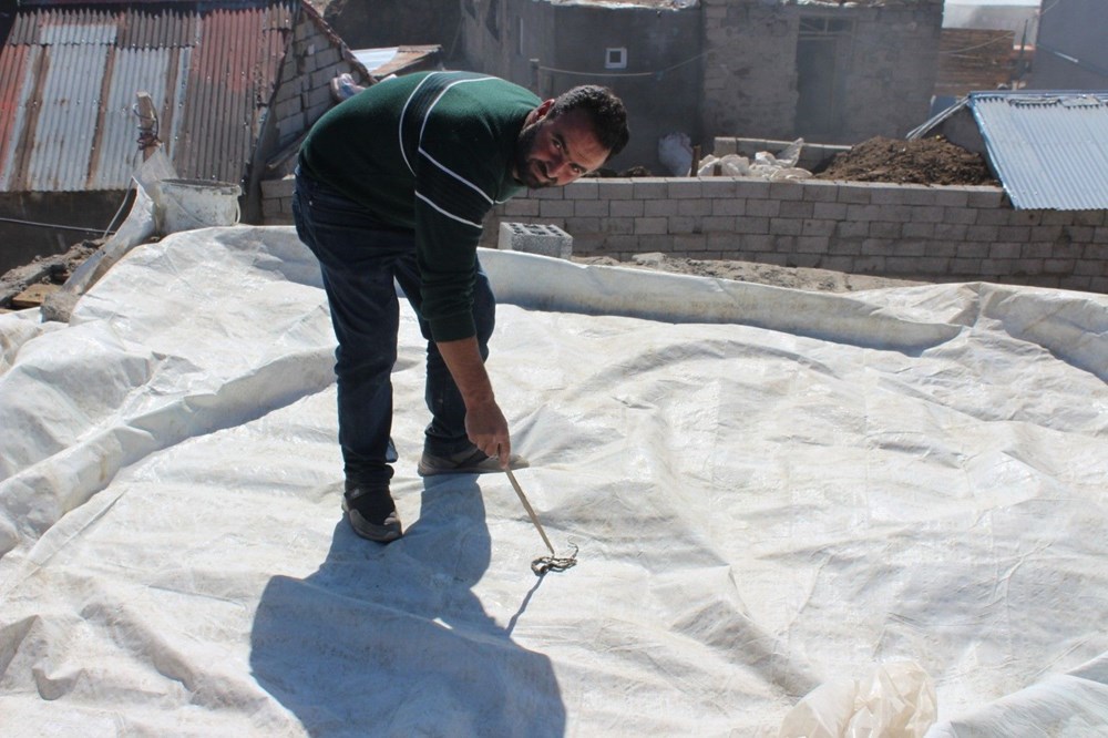 Evine yılanların yuva yaptığını iddia eden vatandaş evini yıktı - 5