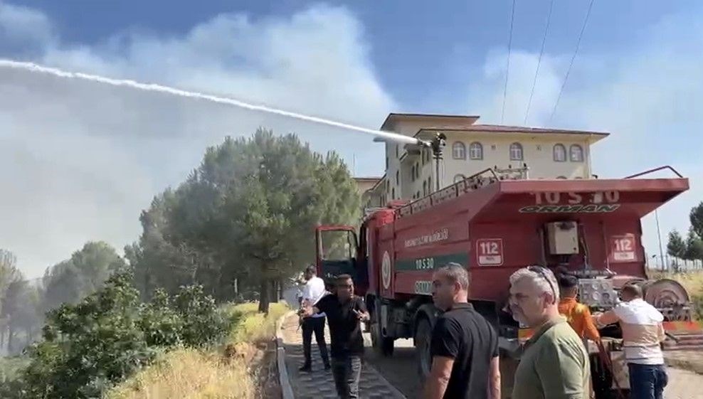 Yangının ilerlediği okul son anda kurtuldu