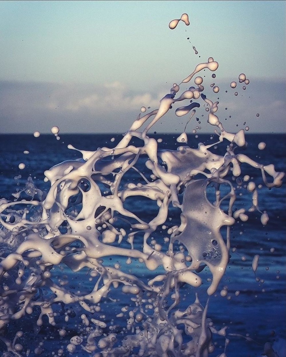 Вода без движения. Австралийский фотограф Мэтт Берджесс. Поток воды. Океан слёз. Вода картинки.