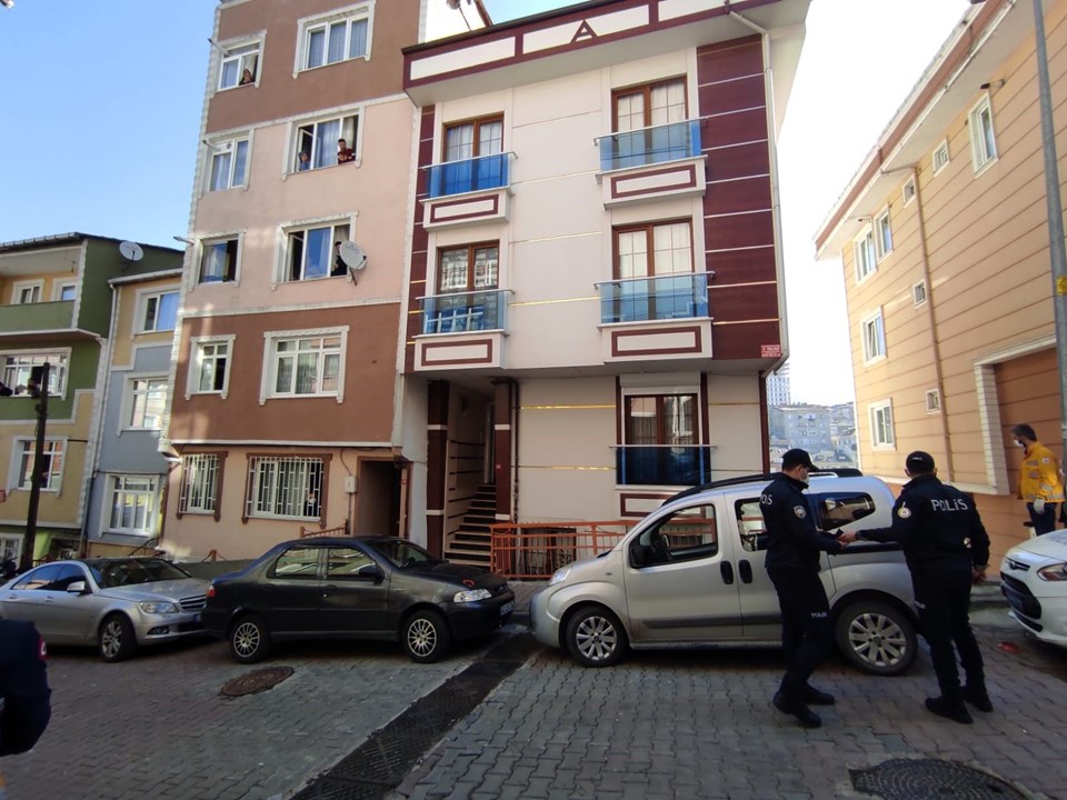 İstanbul'da koca, eşi ve çocuğuyla birlikte kendini eve kilitledikten sonra balkondan atlayarak intihar etti - 1