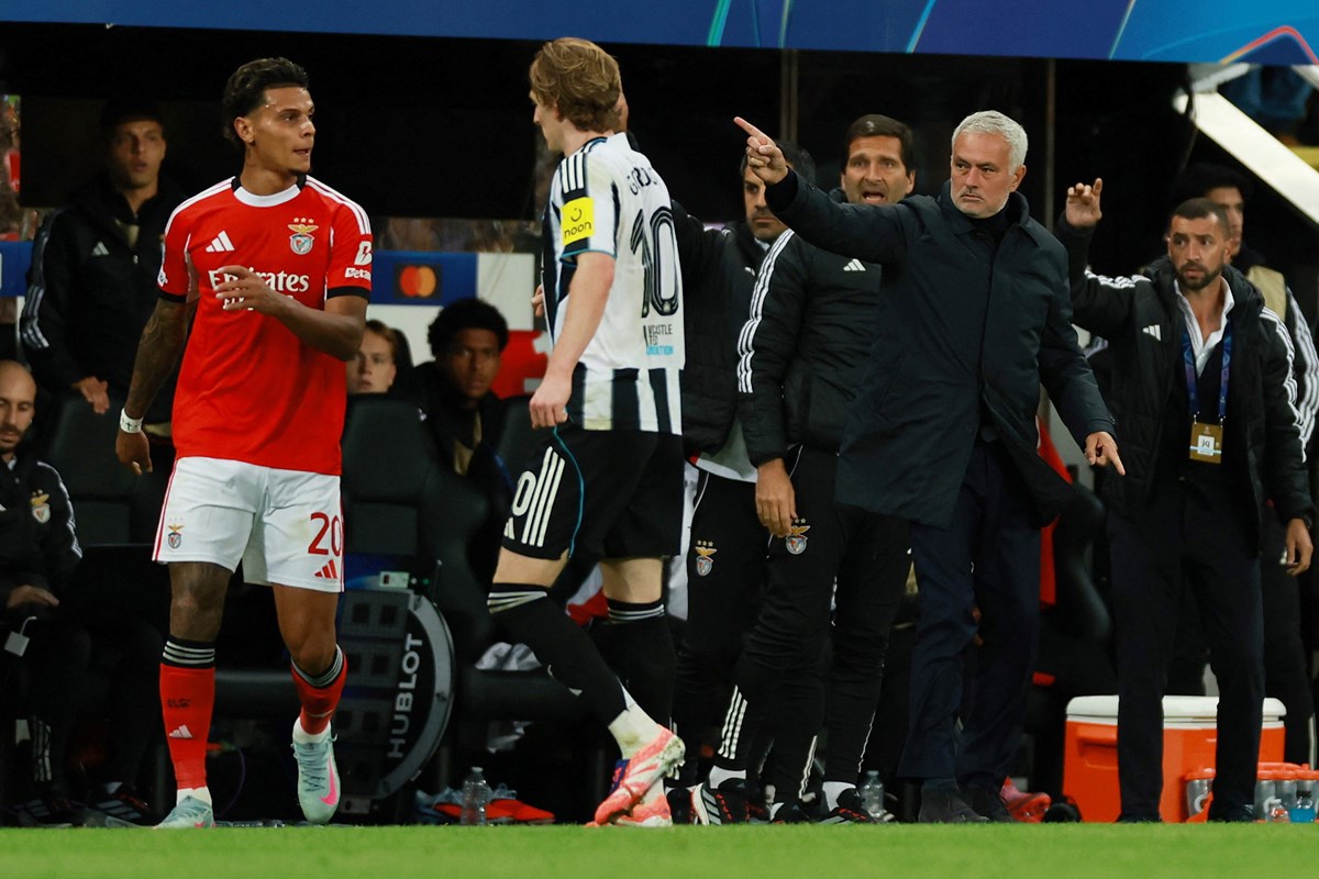 Benfica Teknik Direktörü Jose Mourinho, maç boyunca oyuncularına kenardan direktif verdi.