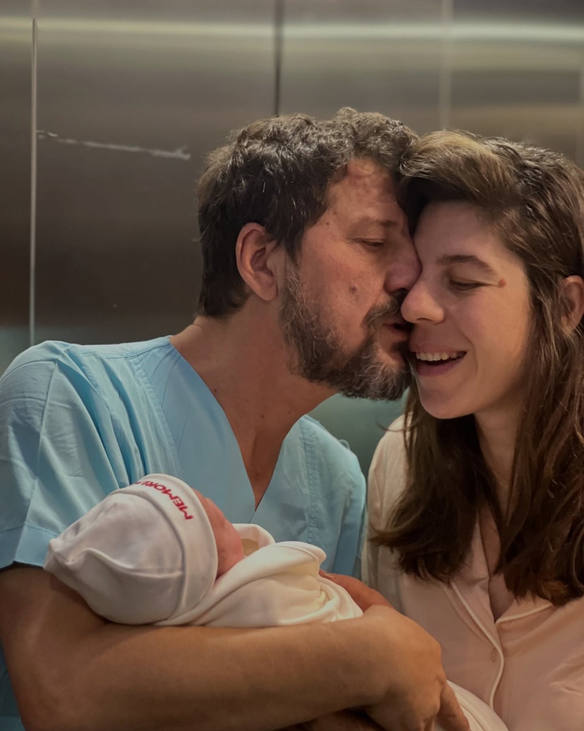 Aksum çifti kızları Lila ile poz verdi.