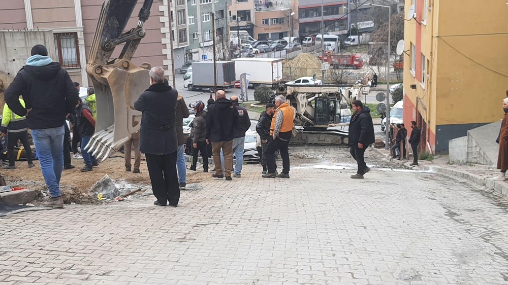 İstanbul’da korku dolu anlar: 200 tonluk makine yokuş aşağı kaydı - 4