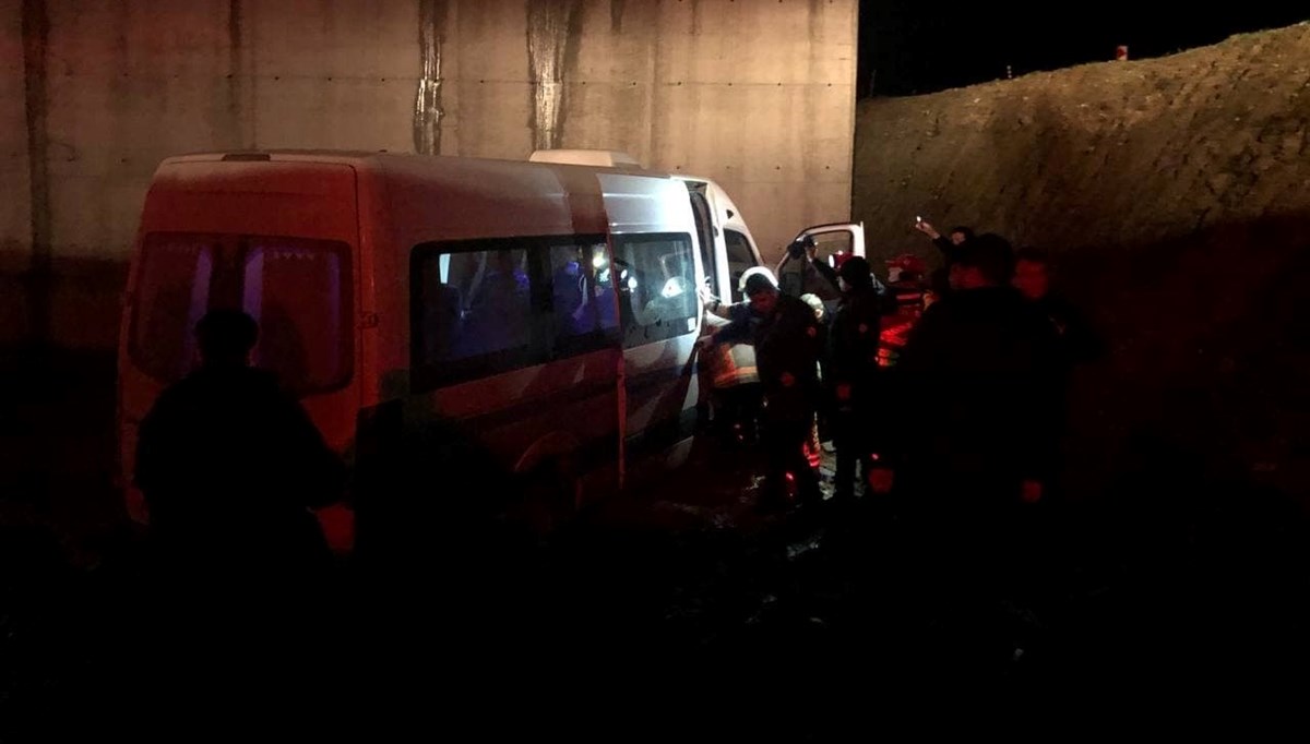 Bursa'da işçi servisi üst geçit inşaatına uçtu: 5 yaralı