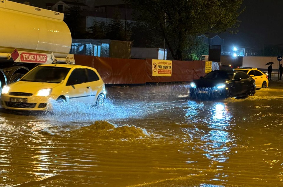 Van'da sağanak yağış hayatı olumsuz etkiledi - 1