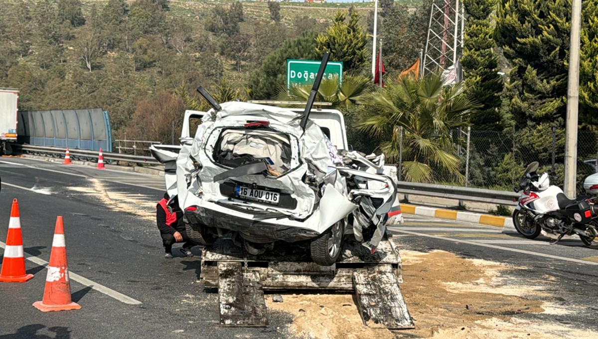 İzmir'de korkunç kaza: TIR'ların arasında kaldı, kağıt gibi ezildi İzmir'de korkunç kaza: TIR'ların arasında kaldı, kağıt gibi ezildi