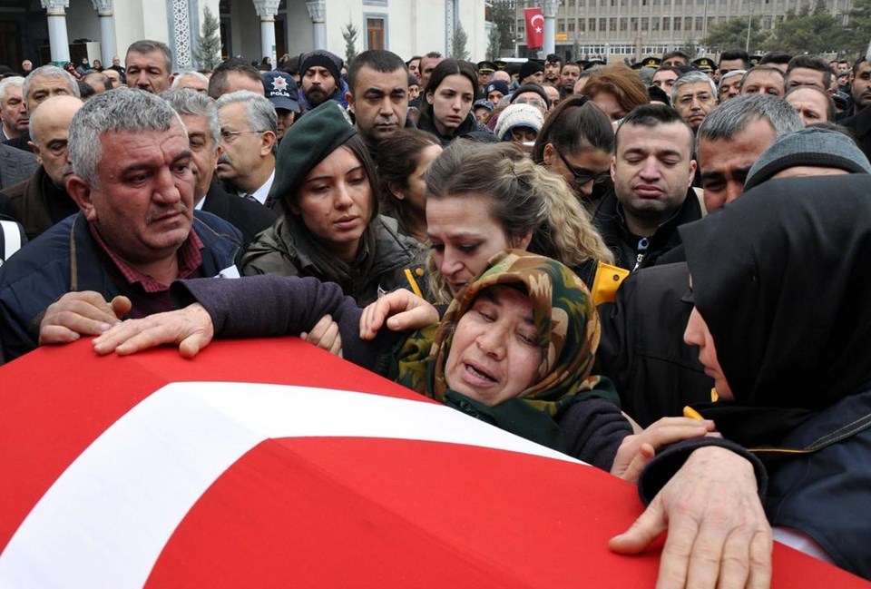 Diyarbakır'da şehit olan polisler toprağa verildi - 2