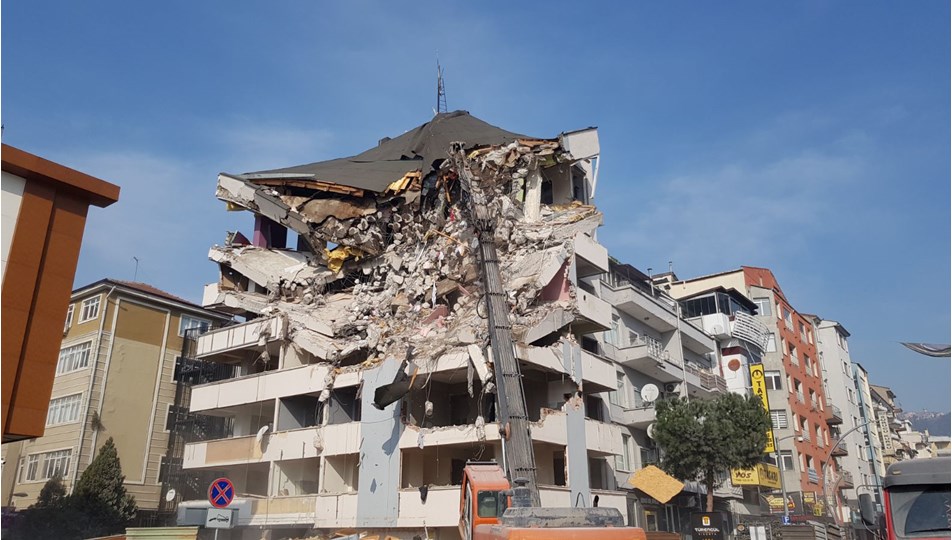 Kocaeli'de 1999 depreminde zarar gören bina yıkılıyor