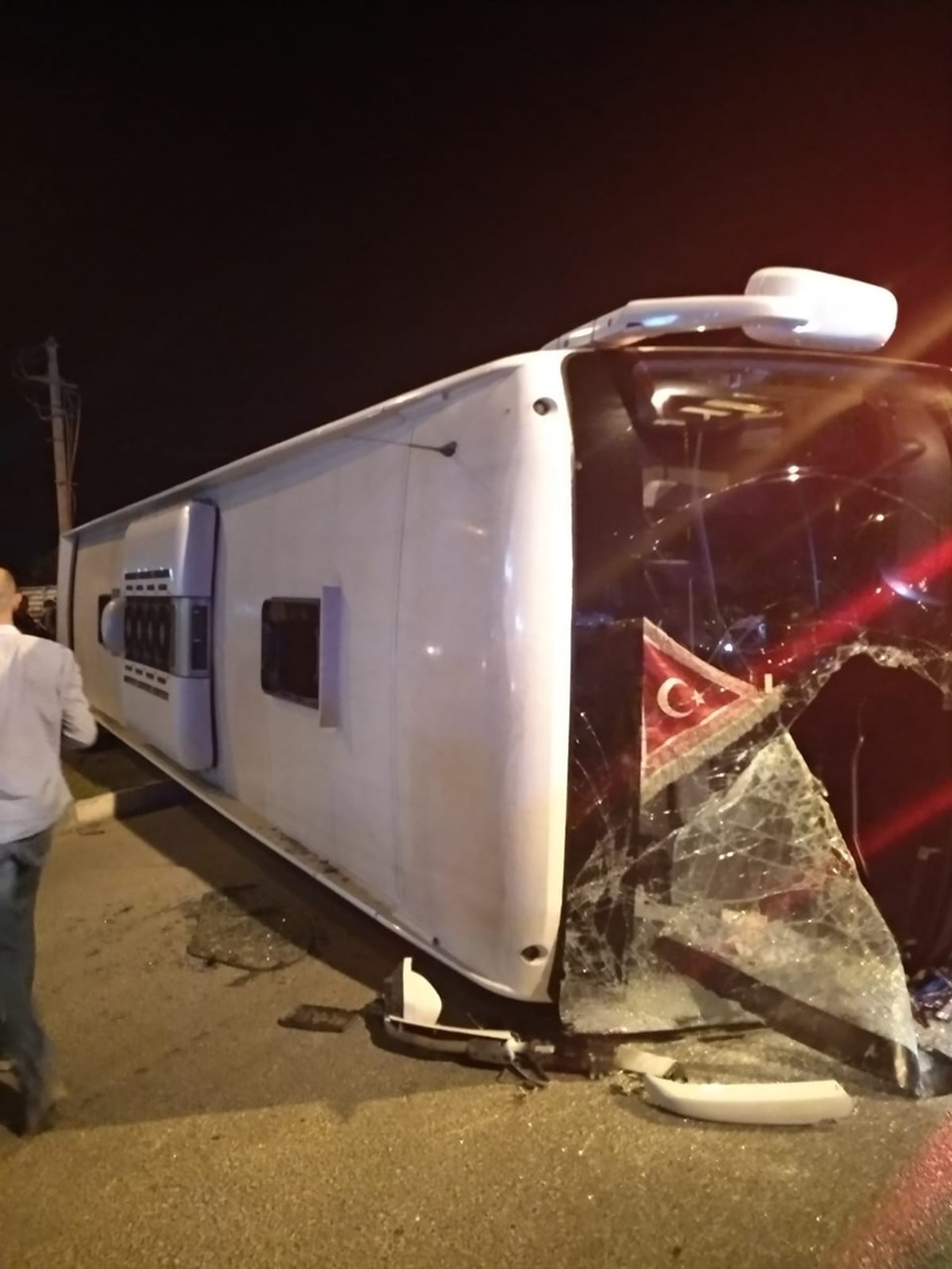 Kütahya'da TIR'ın çarptığı yolcu otobüsü devrildi: 1 ölü 13 yaralı - 1
