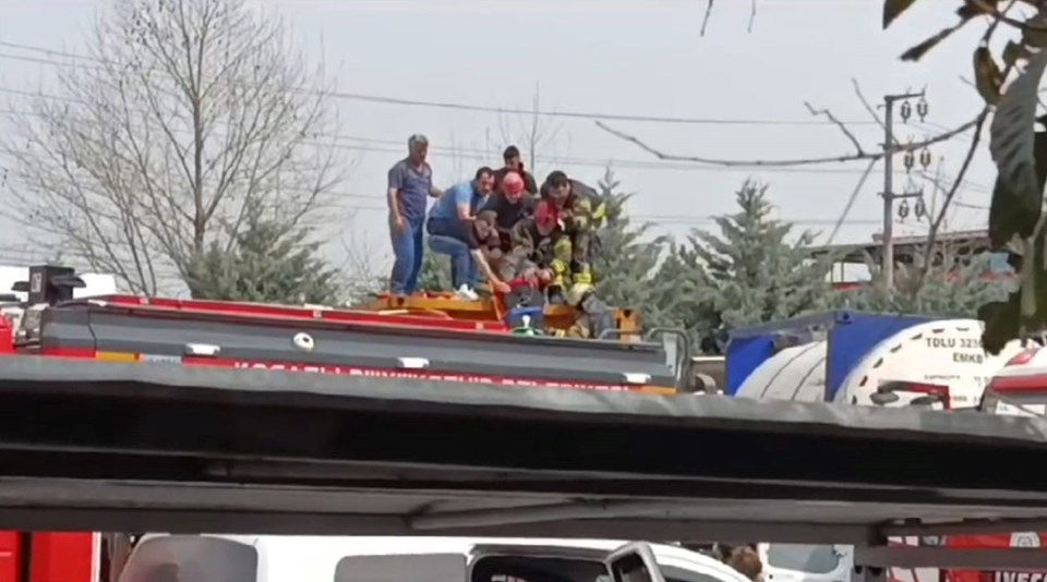 Tehlikeli madde taşıyan TIR tankının içine düştü! Ağır yaralı hastaneye kaldırıldı - 1