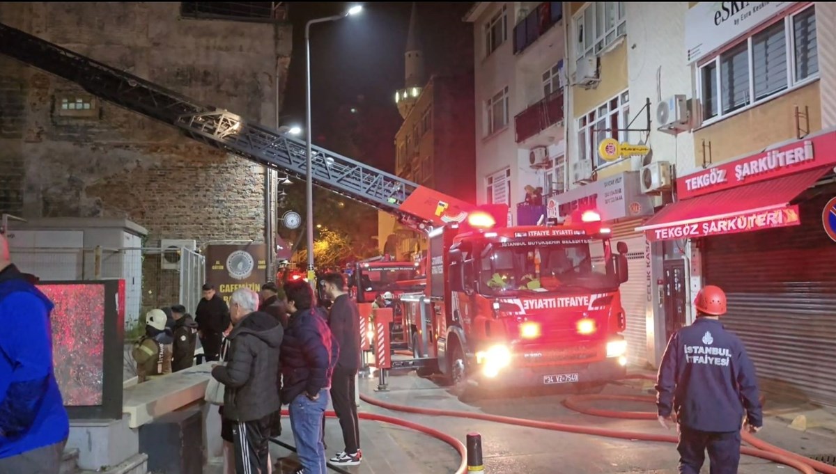 Üsküdar'da yangın: Kafe alev alev yandı