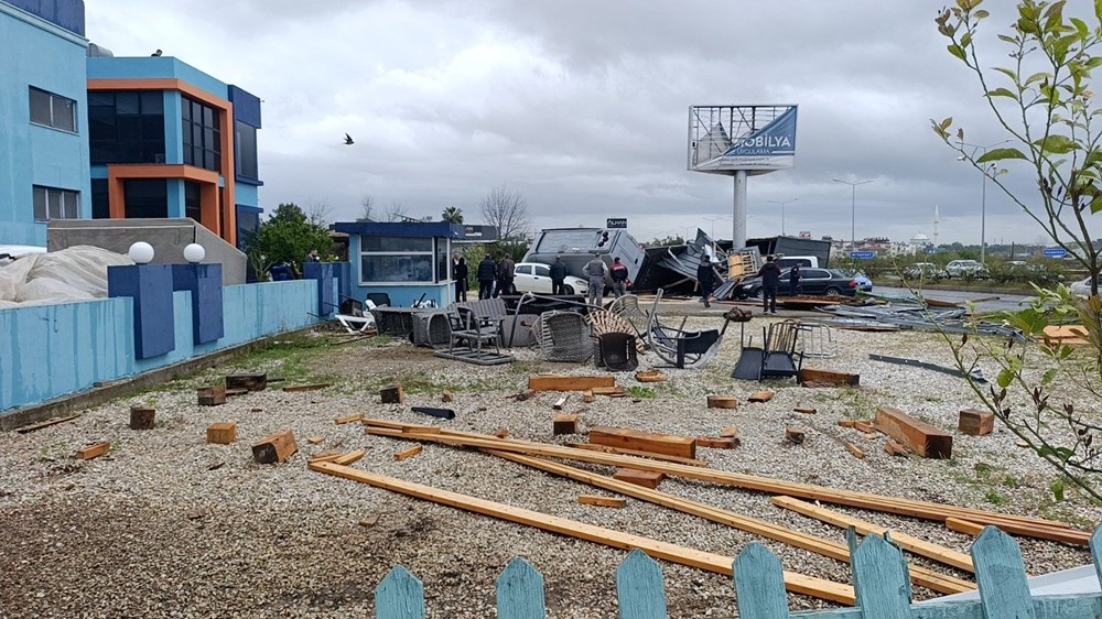 Antalya'da Şiddetli Hortum: Bungalov Uçtu, Minibüs Araçlara Fırladı! 73 f0ReP7ojF0yYQZQ HYNf5g