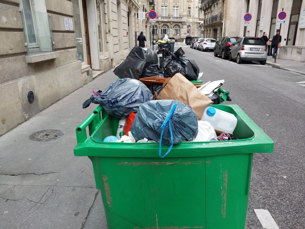 Paris'te binlerce ton çöp birikti: Mezarda emeklilik istemiyoruz - 8