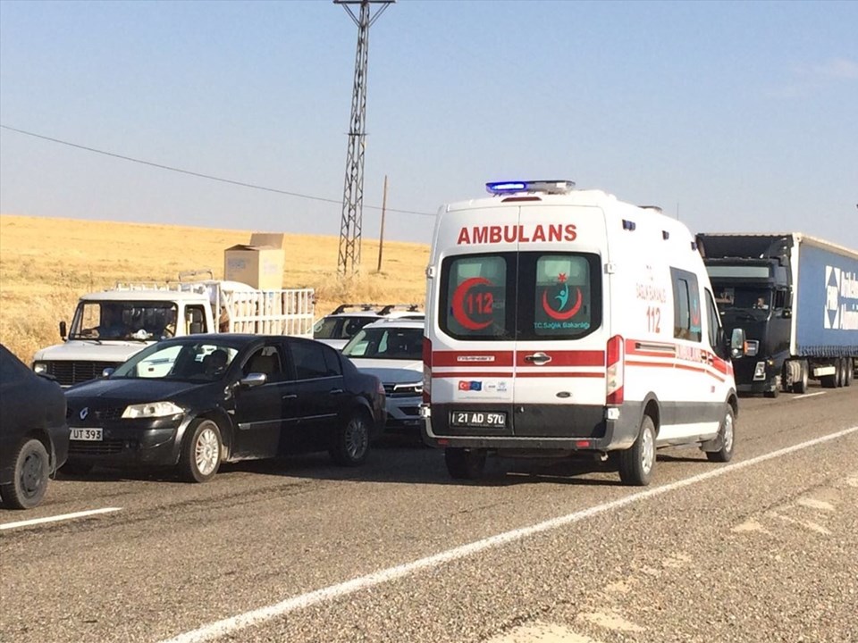 Polisleri taşıyan midibüsle yolcu minibüsü çarpıştı: 2 ölü, 18 yaralı - 1