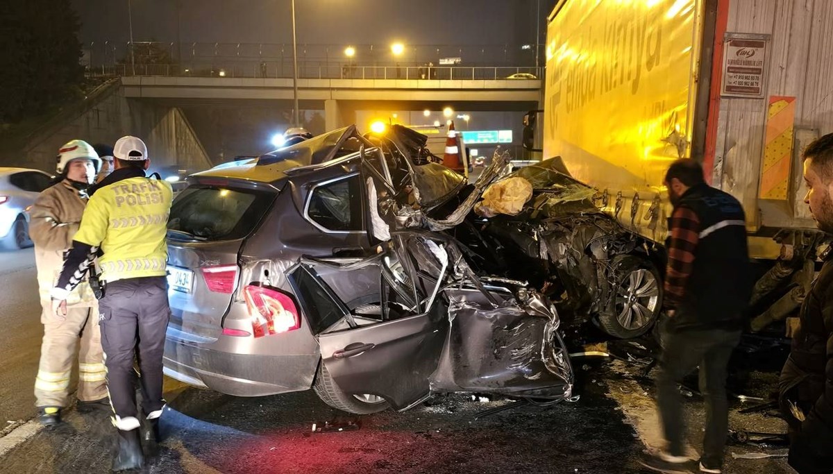 Bağcılar'da otomobil TIR'ın altına girdi: 1 yaralı