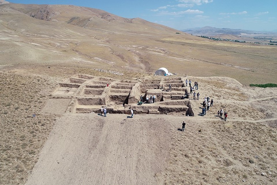 Van'daki Garibin Tepe'de Urartular dönemine ait anıtsal yapı grubu ortaya çıkarıldı - 3