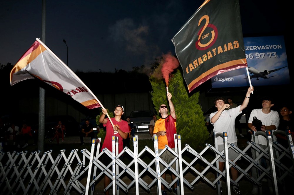 Galatasaray'ın transfer görüşmelerine başladığı Wilfried Zaha, İstanbul'a geldi - 4