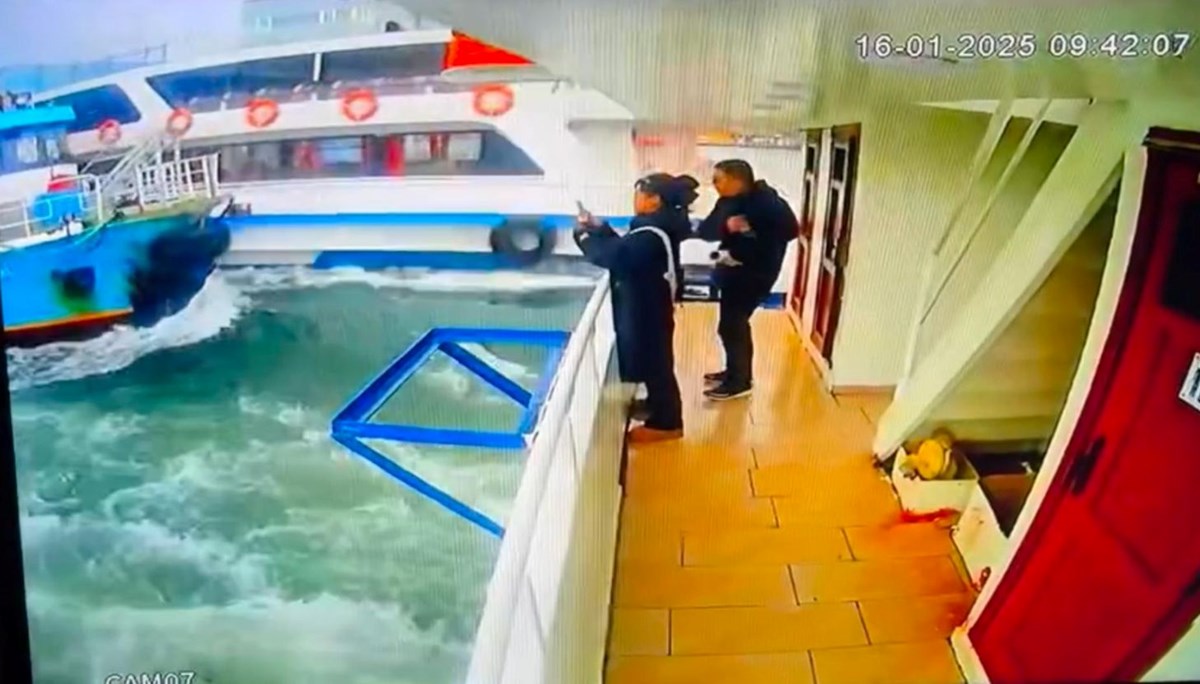 Haliç’te panik anları: İki tekne çarpıştı Haliç’te panik anları: İki tekne çarpıştı