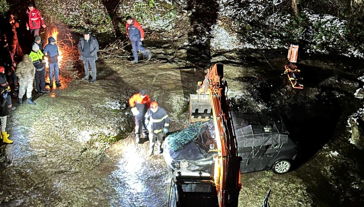 Ordu'da kayıp çiftin cesetleri ırmağa devrilen araçta bulundu Ordu'da kayıp çiftin cesetleri ırmağa devrilen araçta bulundu
