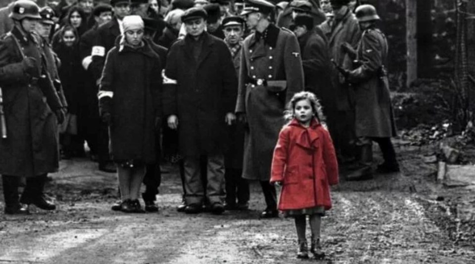 Schindler'in Listesi, Oskar Schindler adlı bir Alman işadamının 2. Dünya Savaşı zamanında Polonya'da kurduğu fabrikada Yahudi işçileri çalıştırması ve bu sayede 1100 Yahudi'nin hayatını kurtarmasını konu alıyor.