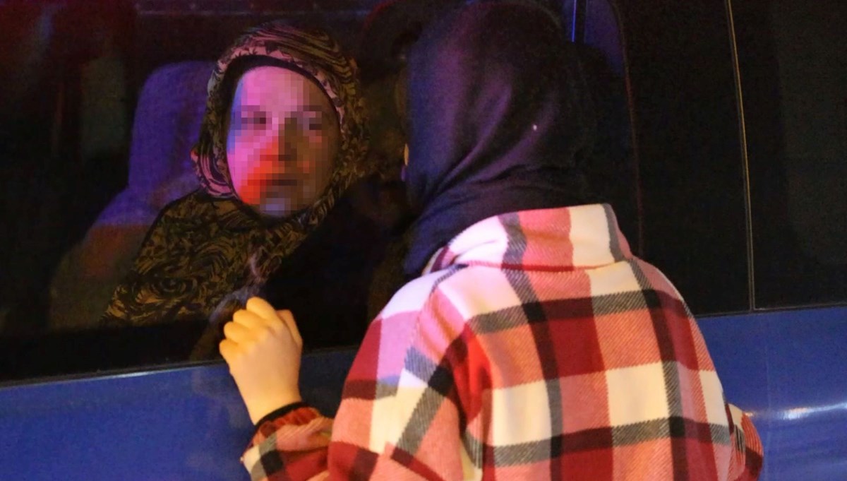 Dur ihtarına uymadı, kaza yapınca yakalandı! Aksaray'da evlenmek için götürülen bir kadın ve ona ağlayan kızı Dur ihtarına uymadı, kaza yapınca yakalandı! Aksaray'da evlenmek için götürülen bir kadın ve ona ağlayan kızı