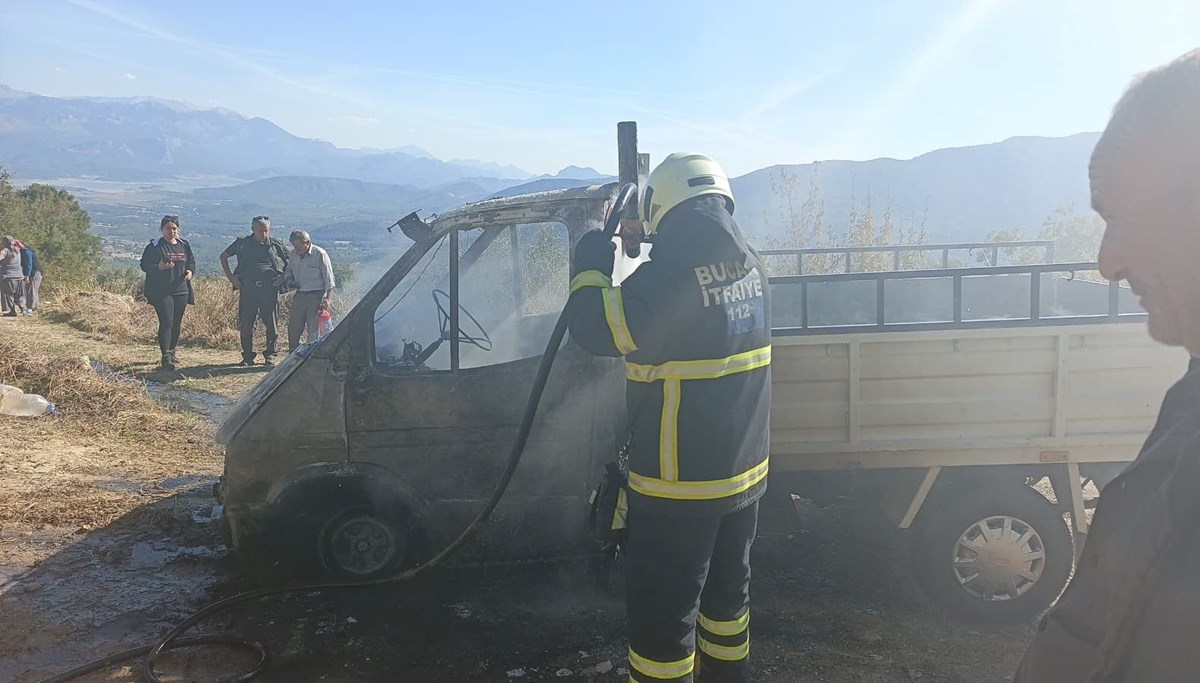 Burdur'da kamyonet yandı Burdur'da kamyonet yandı