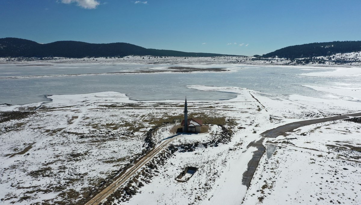 Seben Taşlı Yayla Göleti'nin yüzeyi buz tuttu