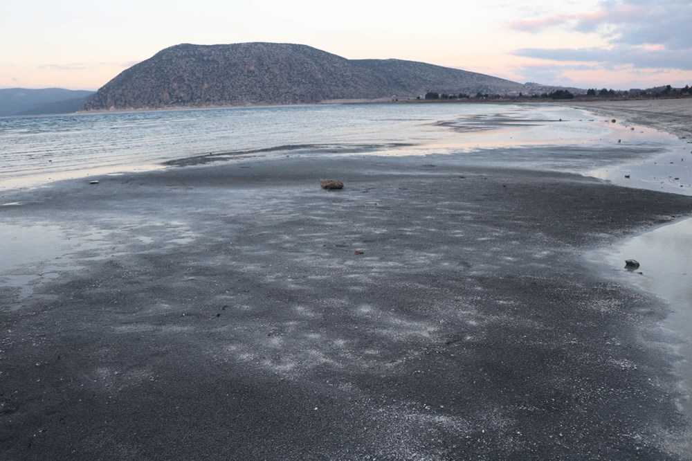 Salda Gölü'nde kuraklık alarmı: Sular 30 metre çekildi - 1