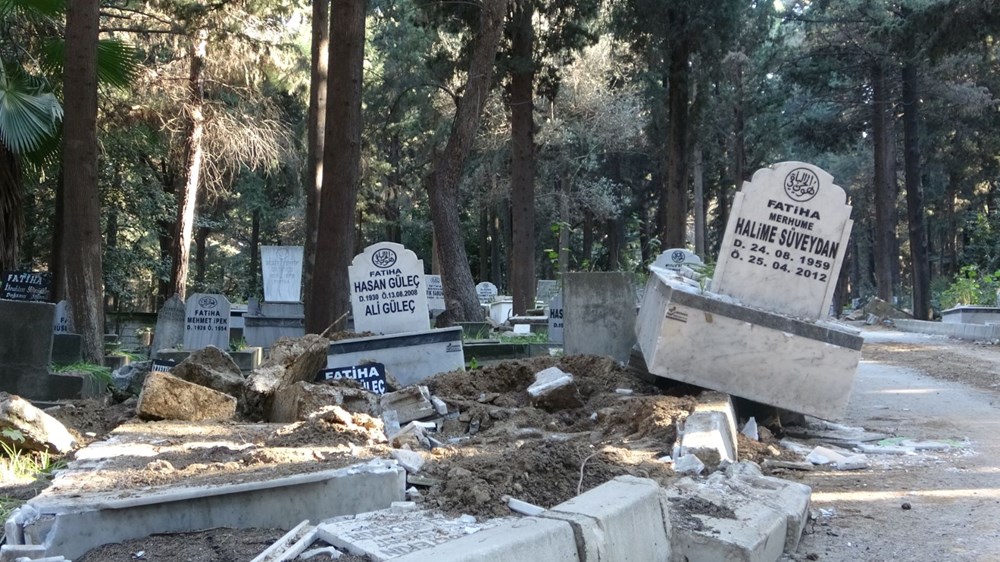 Deprem sonrası Hatay'da mezarlar hasar görüp yola uçtu - 3