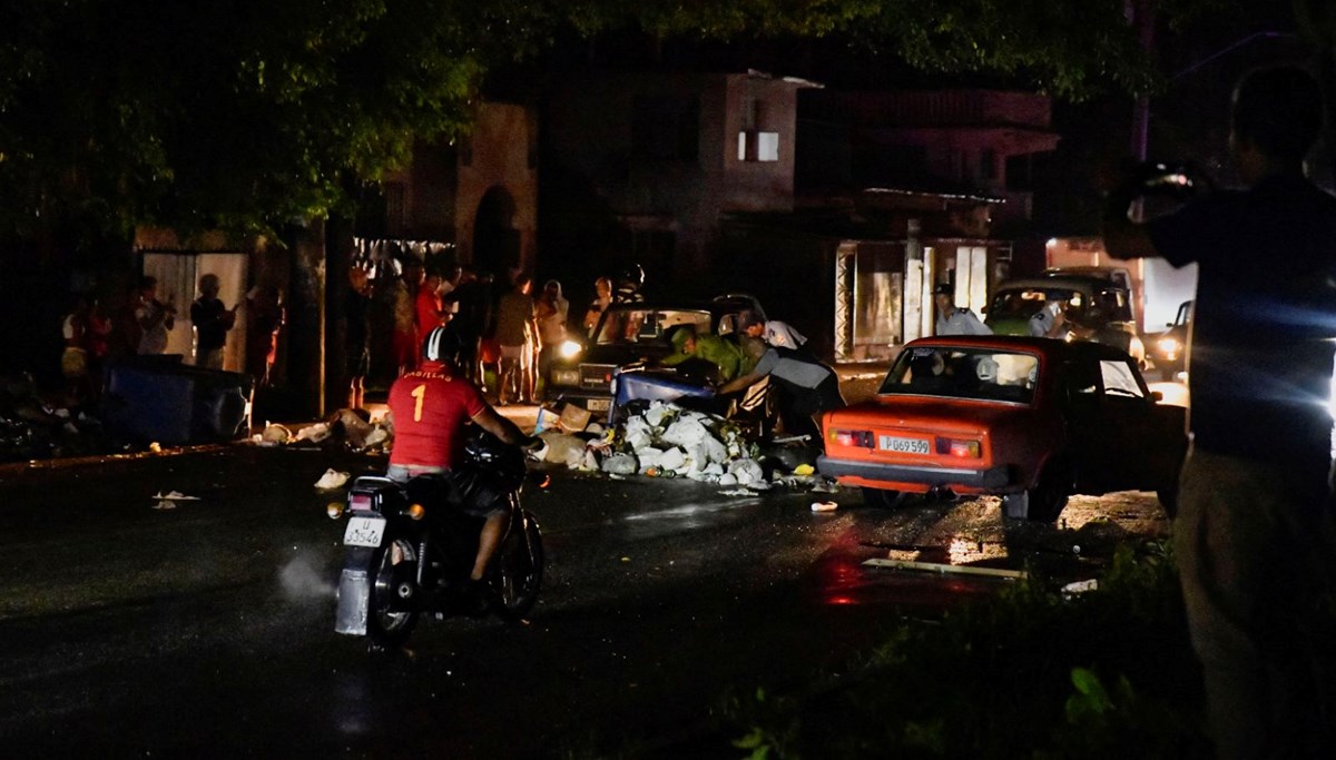 Tüm ülke karanlığa gömüldü: 30 saattir elektrik kesik! Tüm ülke karanlığa gömüldü: 30 saattir elektrik kesik!