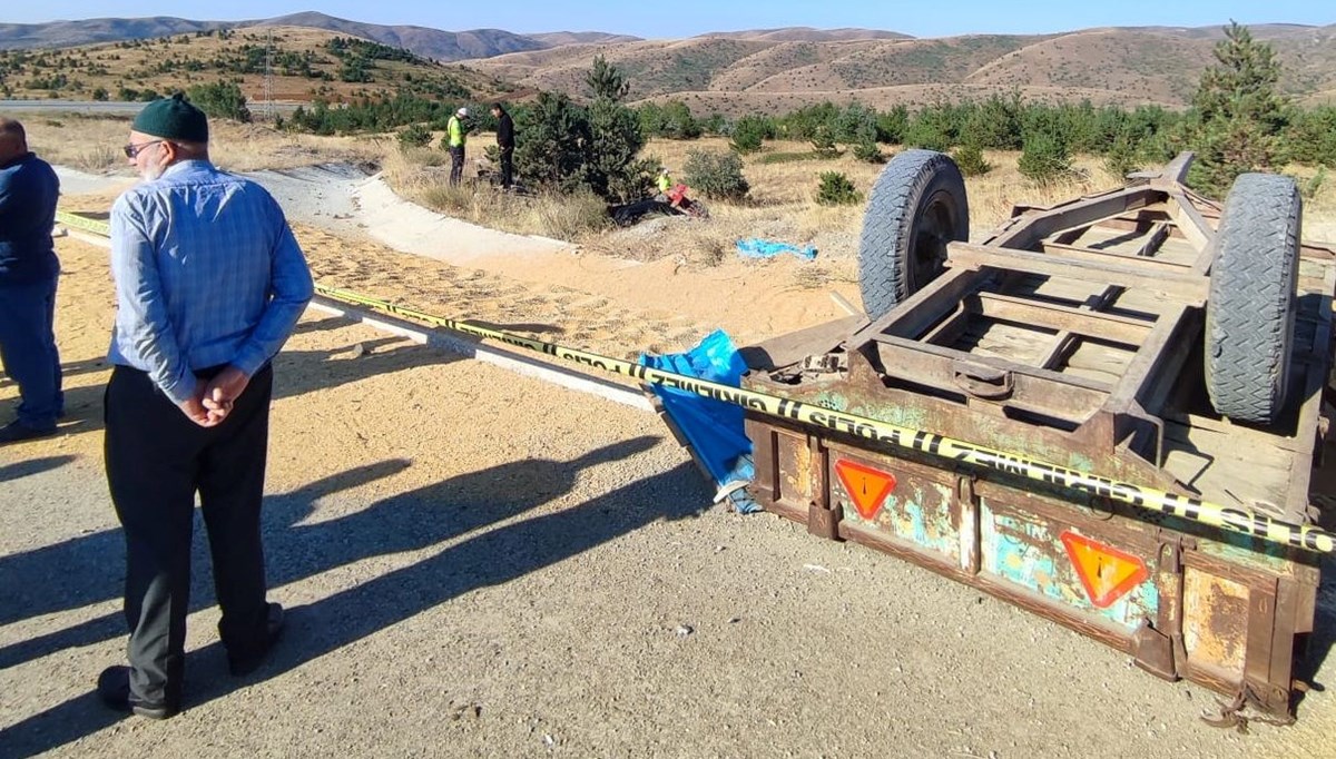 Sivas'ta buğday yüklü traktör devrildi: 2 ölü