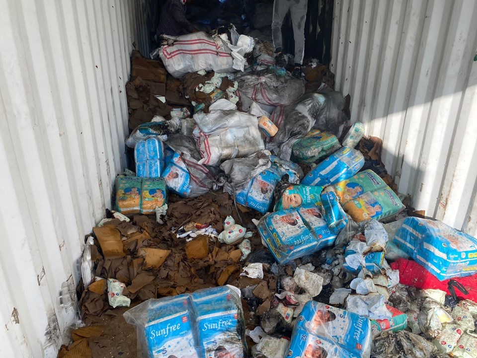 Hatay’da yardım malzemeleri bulunan konteyner yandı - 1