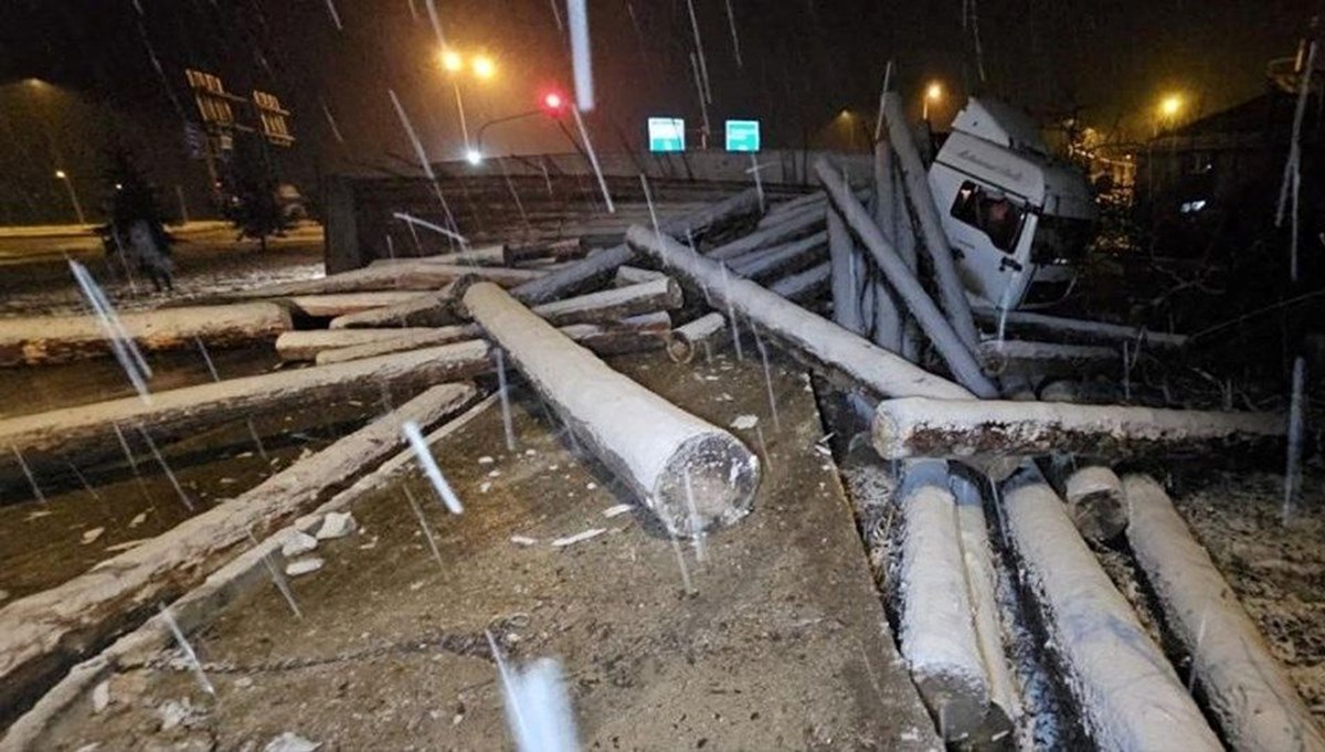 Freni patlayan TIR'dan atlayan sürücü öldü Freni patlayan TIR'dan atlayan sürücü öldü