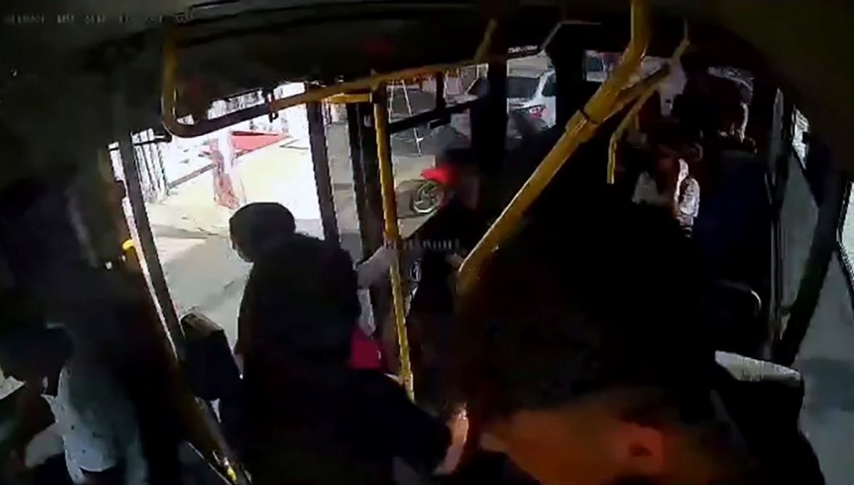 Kapısı açık dolmuştan düşen çocuk ölümden döndü Kapısı açık dolmuştan düşen çocuk ölümden döndü